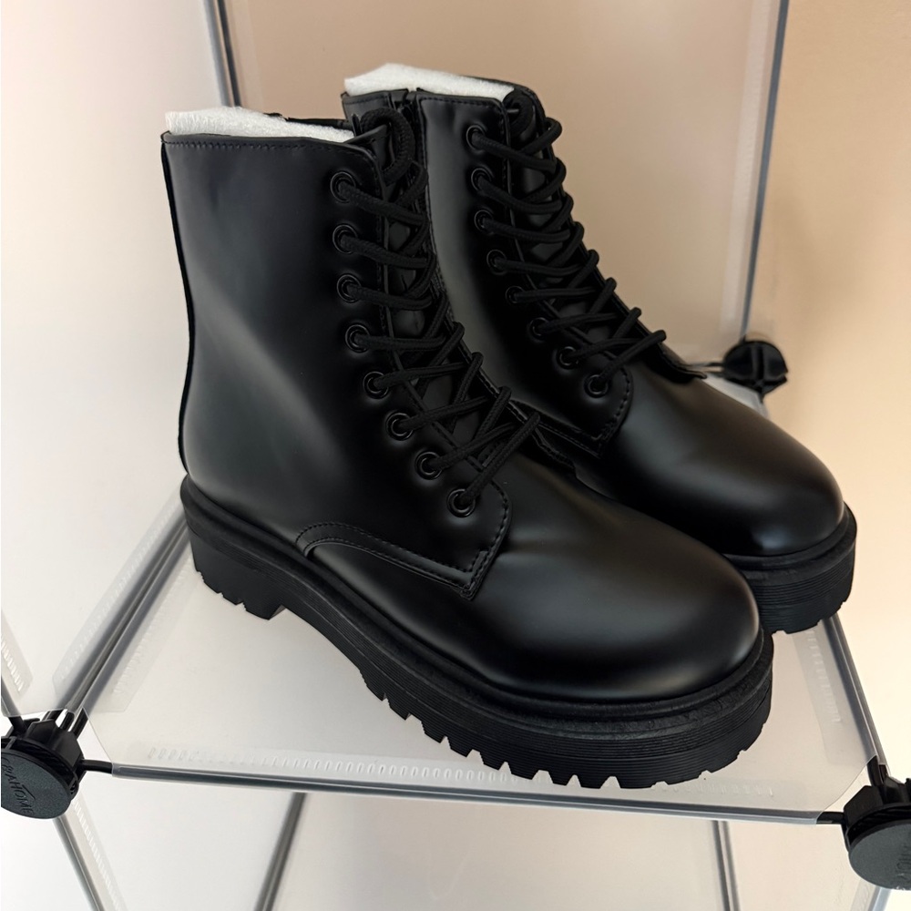 Qupid Women's Chunky Lace Up Combat Black Leather Boots Size 8 NWT - Picture 8 of 10